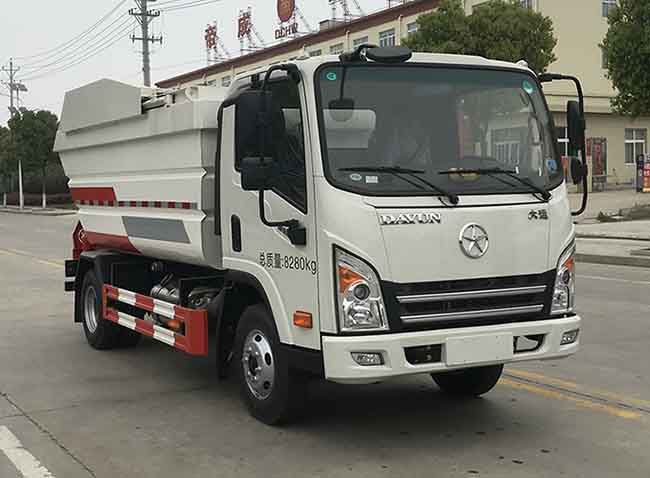 大运8立方后挂桶式垃圾车