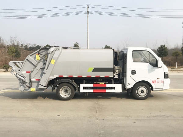 东风途逸蓝牌压缩式垃圾车