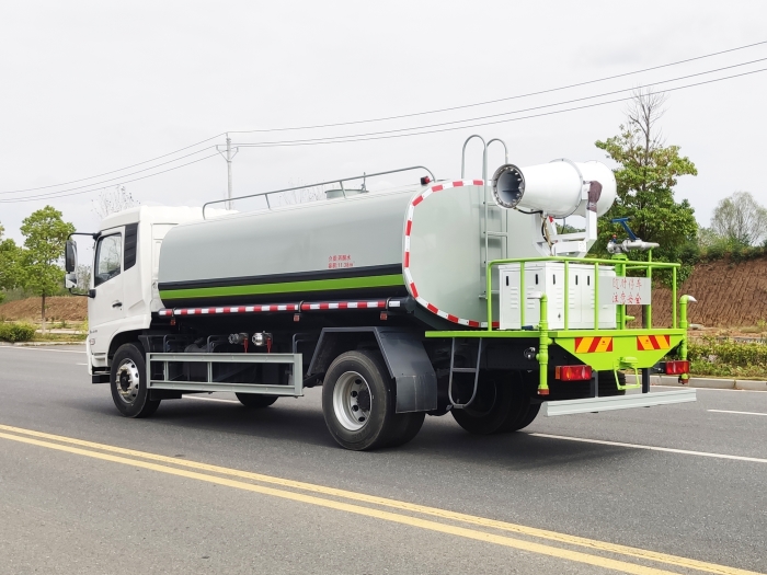 东风天锦洒水车