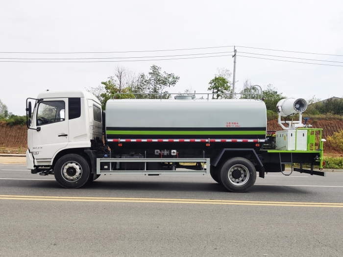 东风天锦洒水车