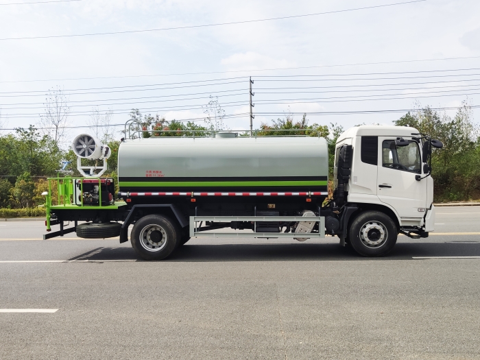 东风天锦洒水车